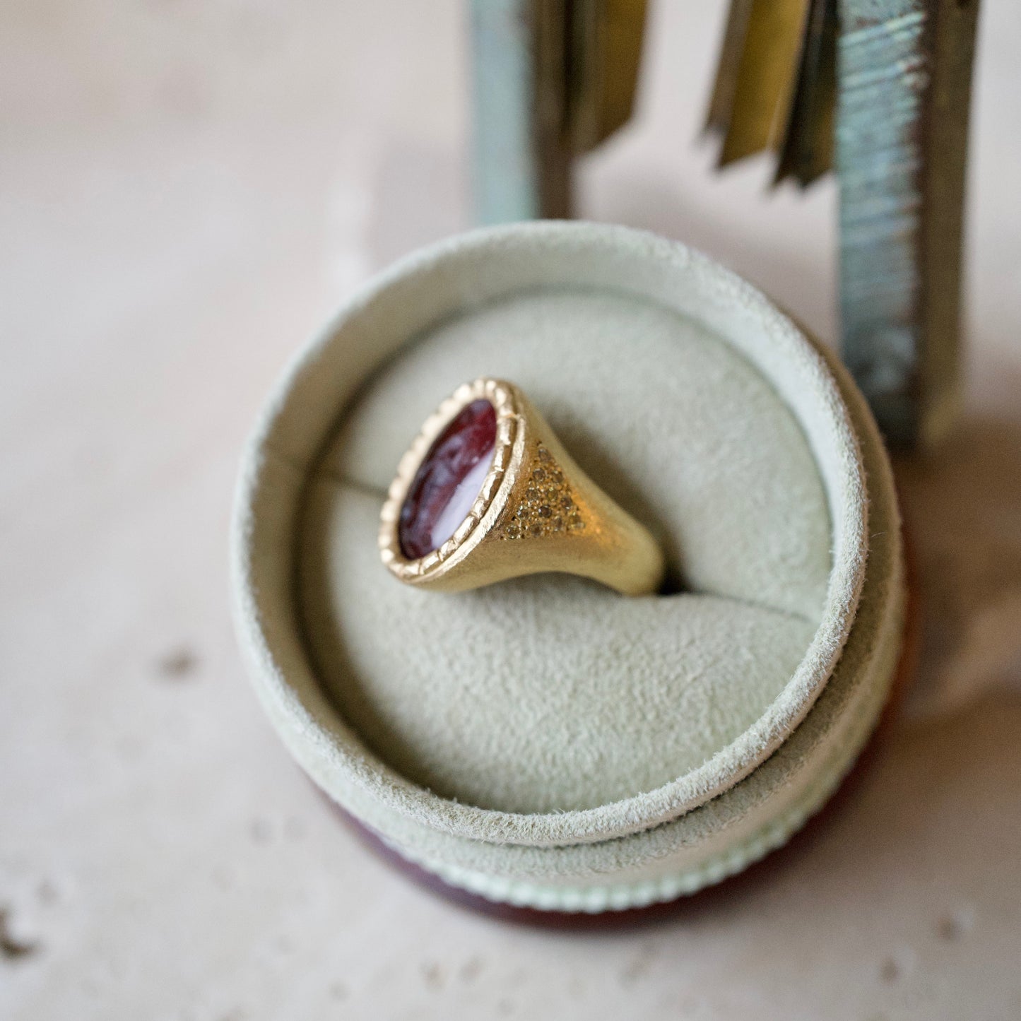 Handmade 18k intaglio gold ring encrusted with diamonds with scallop detailing