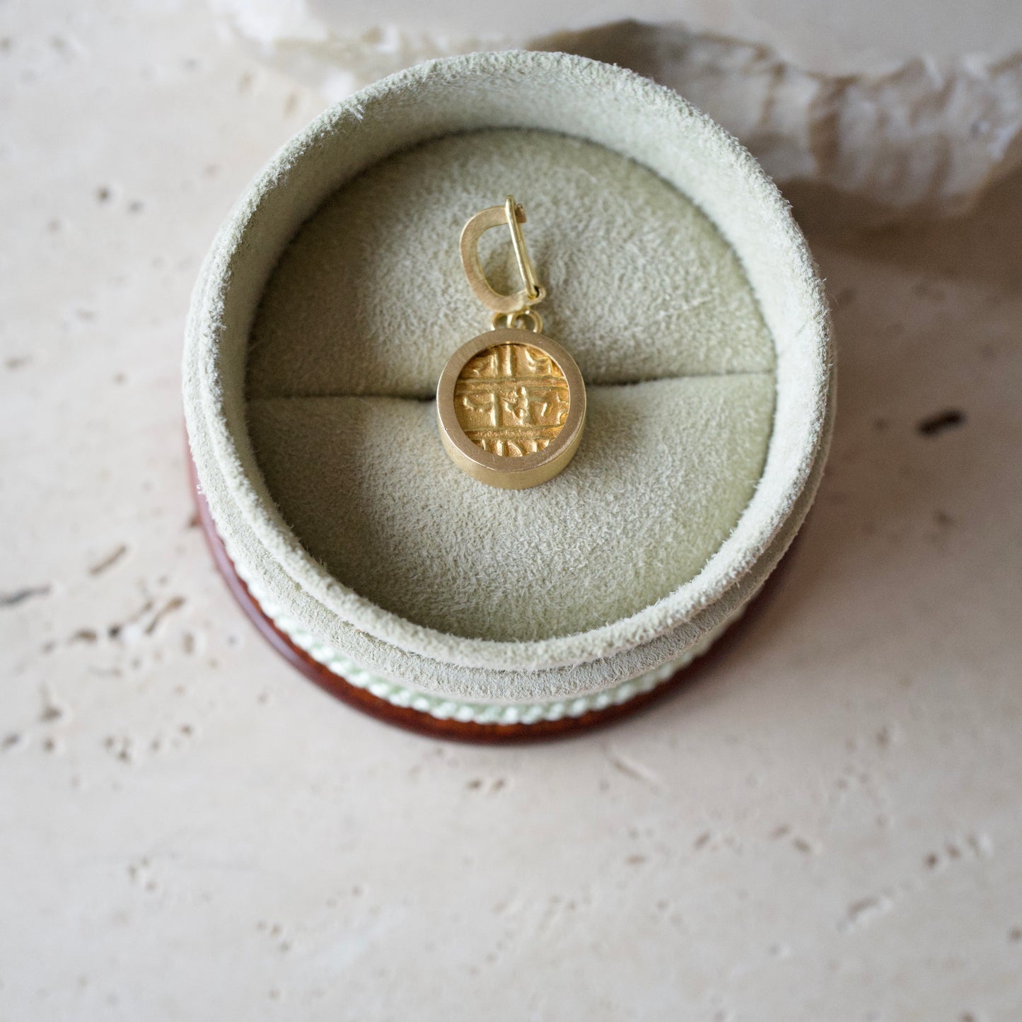 Detachable coin pendant